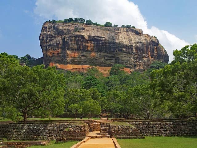 sigiriya lion rock wide image